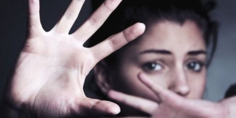 आरोपी फरार : सासरच्या लोकांकडून विवाहितेचा ९ वर्ष छळ, पट्ट्याने बांधून मारहाण ..