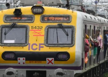 चर्चगेटपासून विरारच्या स्थानकातील सीसी टीव्ही चित्रणाच्या मदतीने रोख रक्कम घेऊन पसार झालेल्या तरुणाला अटक