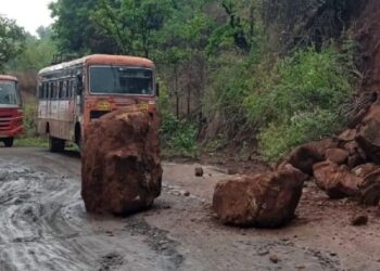 रत्नागिरीत दरड कोसळली; मुंबई-गोवा महामार्गावर वाहतूक एकेरी, नागरिकांना सावध राहण्याचे आवाहन