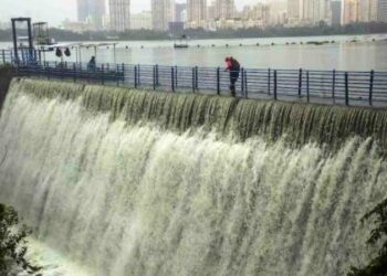 पर्यटनासाठी प्रसिद्ध पवई तलाव भरून वाहू लागला