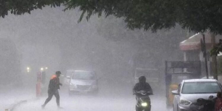 पुण्यात मुसळधार पाऊस, गरज असल्याचं घराबाहेर पडावे नागरिकांना आवाहन