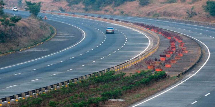 मुंबई-पुणे महामार्गावरील वाहतूक कोंडीची सुटका; महामार्गाचे १० पदरी सुपर हायवे