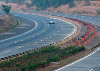 मुंबई-पुणे महामार्गावरील वाहतूक कोंडीची सुटका; महामार्गाचे १० पदरी सुपर हायवे