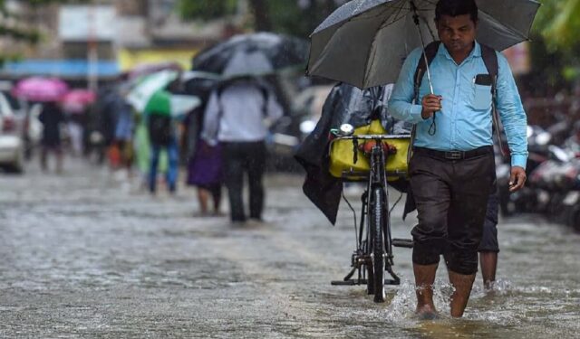 मुंबईत पावसाची जोरदार बॅटिंग, नागरिकांचे जनजीवन विस्कळीत..