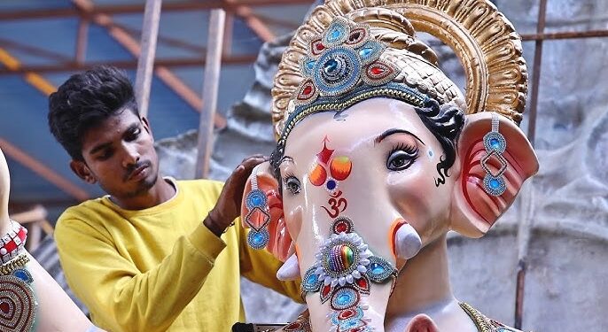POPच्या गणेशमूर्तींची बंदी हटविण्यामुळे पारंपरिक मूर्तिकार अडचणीत