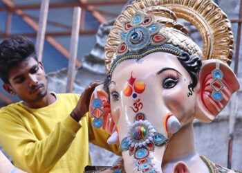 POPच्या गणेशमूर्तींची बंदी हटविण्यामुळे पारंपरिक मूर्तिकार अडचणीत