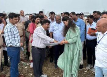अंधेरीतील कांदळवनाच्या कत्तलीप्रकरणी पंकजा मुंडे यांची जागेवर पाहणी
