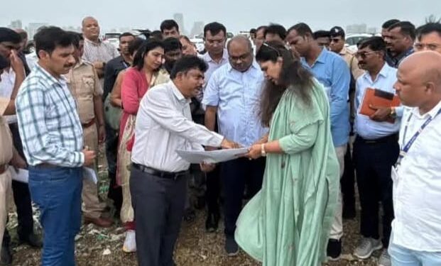 अंधेरीतील कांदळवनाच्या कत्तलीप्रकरणी पंकजा मुंडे यांची जागेवर पाहणी