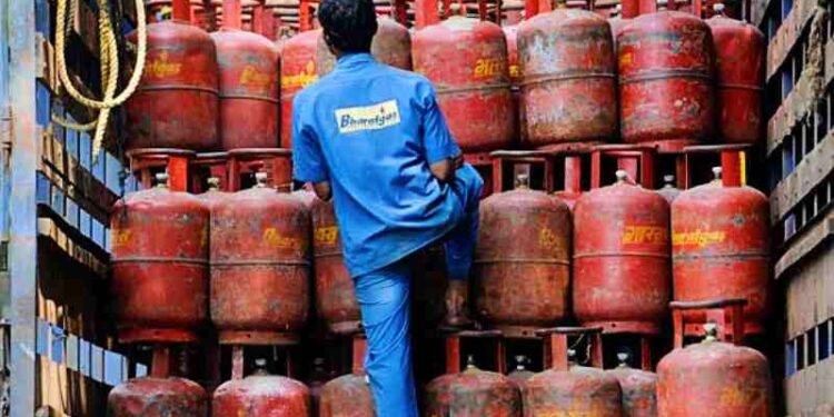 पुण्यात घरगुती गॅस सिलेंडरचा काळाबाजार; पोलिसांनी छापा, पाच जणांना अटक