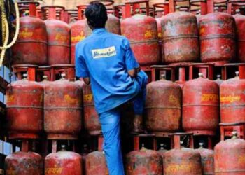 पुण्यात घरगुती गॅस सिलेंडरचा काळाबाजार; पोलिसांनी छापा, पाच जणांना अटक