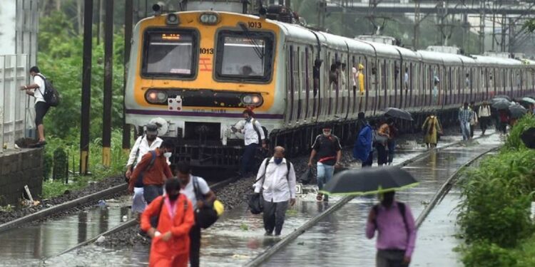 मुंबईची तुंबई; अंधेरीच्या सबवेला नदीचं रुप, लोकल वाहतूकीवर परिणाम