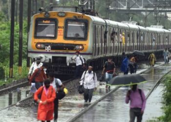 मुंबईची तुंबई; अंधेरीच्या सबवेला नदीचं रुप, लोकल वाहतूकीवर परिणाम