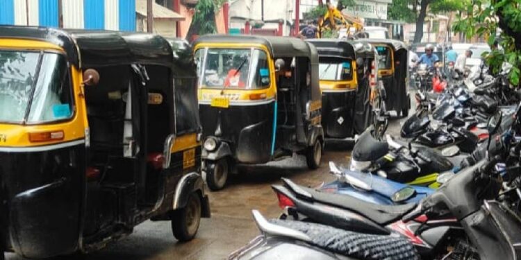 डोंबिवली स्थानकाबाहेर चालक, दुचाकीमुळे वाहतूक कोंडी, वाहतूक पोलिसांना अडथळा