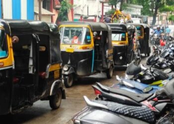 डोंबिवली स्थानकाबाहेर चालक, दुचाकीमुळे वाहतूक कोंडी, वाहतूक पोलिसांना अडथळा