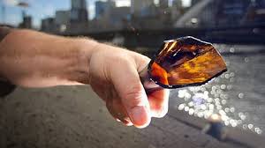 दहा रुपयांसाठी ग्राहकाला शिवीगाळ करून बेदम मारहाण, डोक्यात बिअरची बाटली..