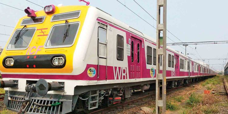 पश्चिम रेल्वेच्या लोकल खोळंबल्या, प्रवाशांनी नाराजी व्यक्त ..