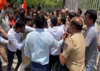 पुणे विद्यापीठात निकालात घोळ; गेट तोडून विद्यार्थ्यांनचे आंदोलन आक्रमक