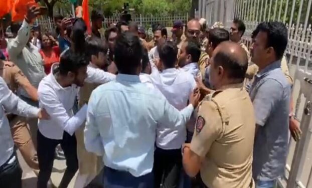 पुणे विद्यापीठात निकालात घोळ; गेट तोडून विद्यार्थ्यांनचे आंदोलन आक्रमक