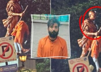 महात्मा गांधीजींच्या पुतळ्यावर माथेफिरूचा कोयत्याने वार; उत्तर प्रदेशच्या तरुणाला अटक