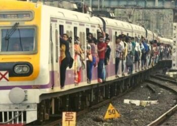 मुंबईची जीवनवाहिनी की मरणवाहिनी?? ‘इतक्या’ प्रवाशांनी गमावला प्राण