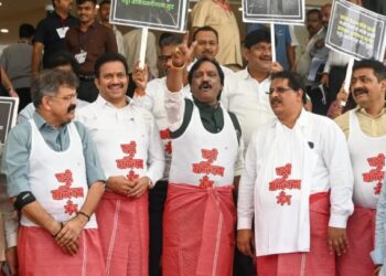 राजकीय वातावरण तापलं; विधिमंडळात आमदार चड्डी बनियानवर ‘चड्डी बनियान गँग’च्या घोषणा..