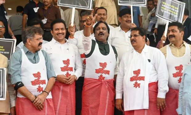 राजकीय वातावरण तापलं; विधिमंडळात आमदार चड्डी बनियानवर ‘चड्डी बनियान गँग’च्या घोषणा..