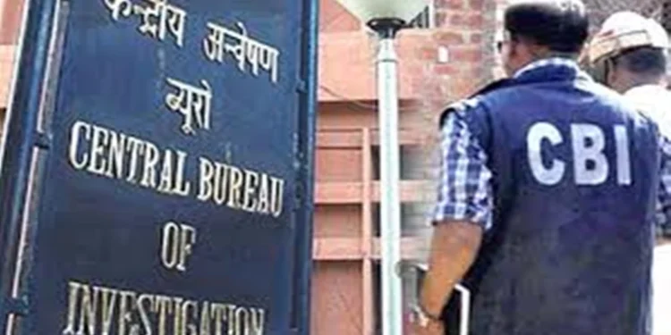 बनावट कॉल सेंटरवर सीबीआयचे छापे, बँक अधिकाऱ्यासह चौघांविरुद्ध गुन्हा दाखल