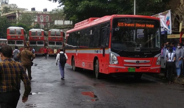 हजार प्रवाशांसाठी ११५ च्या बेस्टच्या फक्त चार गाड्या, गर्दीमुळे प्रवाशांमध्ये वाद