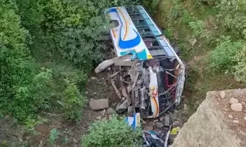 वैष्णोदेवीच्या दर्शनासाठी जाणारी प्रवासी बस कोसळली ३० फूट खोल, एकाचा मृत्यू तर २० जण जखमी