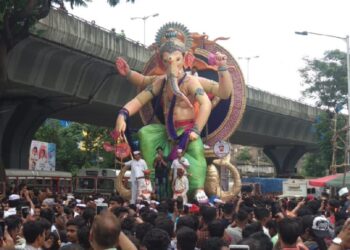विनापरवाना मिरवणूक काढल्याप्रकरणी दोन गणेश मंडळांवर गुन्हे दाखल