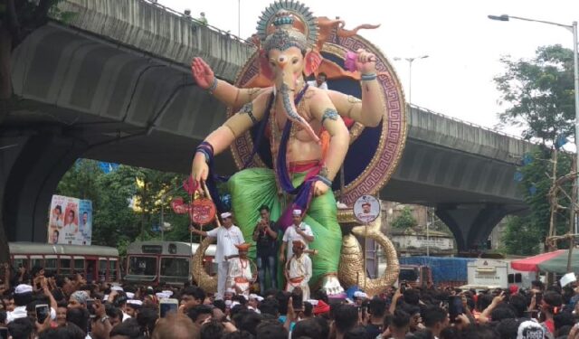 विनापरवाना मिरवणूक काढल्याप्रकरणी दोन गणेश मंडळांवर गुन्हे दाखल