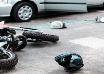 दुचाकी उड्डाणपुलाच्या कठड्यावर आदळून महाविद्यालयीन तरुणाचा मृत्यू