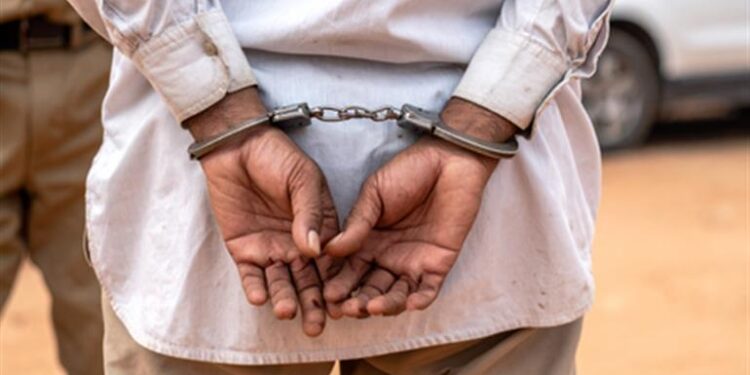 कर्जबाजारी प्रियकराला कर्जमुक्त करण्यासाठी प्रेयसीने दिले आईचे दागिने, प्रियकरासह मित्राला अटक