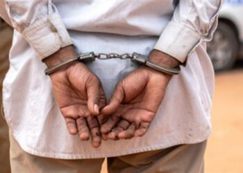 कर्जबाजारी प्रियकराला कर्जमुक्त करण्यासाठी प्रेयसीने दिले आईचे दागिने, प्रियकरासह मित्राला अटक