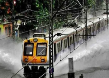 मुसळधार पावसाचा मुंबईच्या लाइफलाइनवर परिणाम; मध्य आणि हार्बर रेल्वे ठप्प