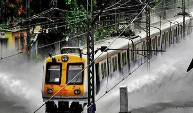 मुसळधार पावसाचा मुंबईच्या लाइफलाइनवर परिणाम; मध्य आणि हार्बर रेल्वे ठप्प