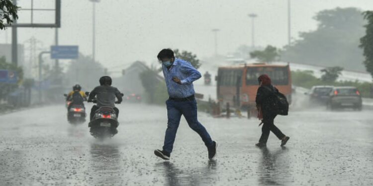 मुंबईतील सर्व शासकीय, निमशासकीय कार्यालयांना सुटी जाहीर, गरज असल्यास वर्क फ्रॉम होम करण्याच्या सूचना