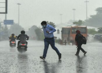 मुंबईतील सर्व शासकीय, निमशासकीय कार्यालयांना सुटी जाहीर, गरज असल्यास वर्क फ्रॉम होम करण्याच्या सूचना