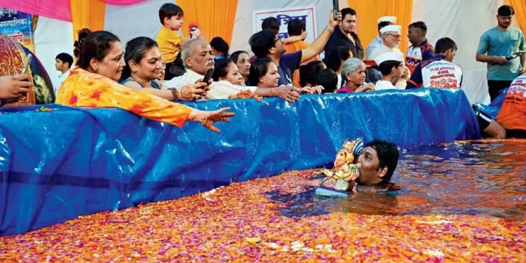 दीड दिवसांच्या गणेशमूर्तींचे विसर्जन कृत्रिम तलावातच, भाविकांची पालिकेच्या यंत्रणेशी वादावादी
