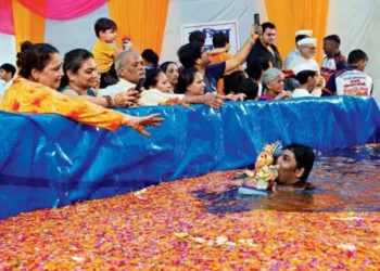 दीड दिवसांच्या गणेशमूर्तींचे विसर्जन कृत्रिम तलावातच, भाविकांची पालिकेच्या यंत्रणेशी वादावादी