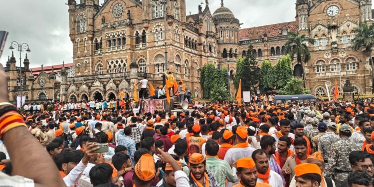 मराठा आंदोलकांची मुंबईत मोठी गैरसोय, पालिकेच्या मुख्यालयासमोर आक्रमक आंदोलकांची गर्दी