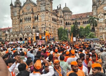 मराठा आंदोलकांची मुंबईत मोठी गैरसोय, पालिकेच्या मुख्यालयासमोर आक्रमक आंदोलकांची गर्दी