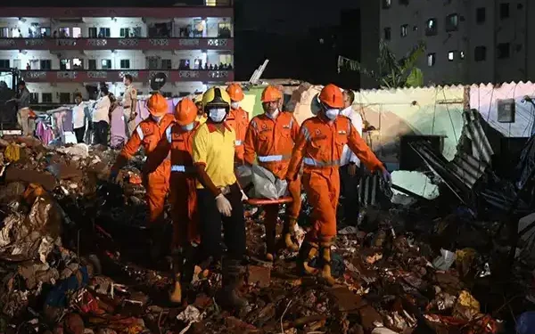 वसईतील चार मजली इमारतीचा स्लॅब कोसळला, १५ नागरिकांचा मृत्यू