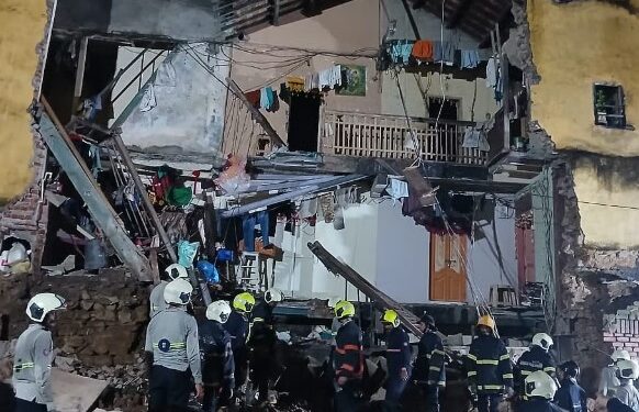 चिराबाजार परिसरात इमारत कोसळली, जिन्याचाच भाग कोसळल्याने रहिवासी अडकले दुसऱ्या मजल्यावरच..