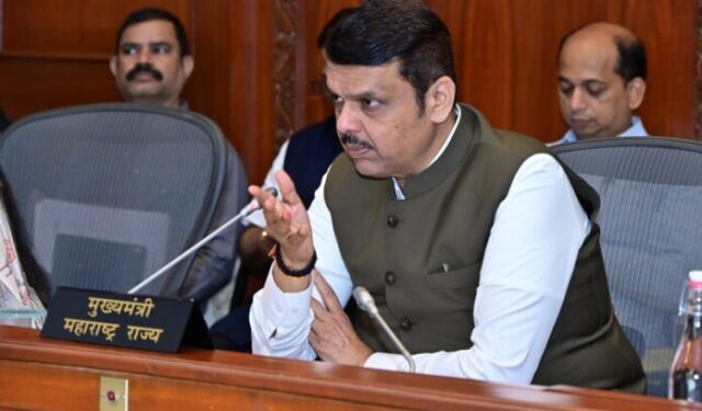 शासनाच्या विविध योजनांच्या अंमलबजावणीतून जनसामान्यांच्या जीवनात सकारात्मक परिवर्तन घडवून आणावे – मुख्यमंत्री देवेंद्र फडणवीस