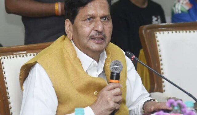 गणेशोत्सवात गणेशभक्तांसाठी रात्री उशिरापर्यंत लोकल आणि मेट्रो सुरु ठेवावी – मंत्री मंगलप्रभात लोढा