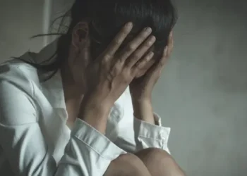 नोकरीच्या आमिषाने महिलेवर बळजबरी, पर्स हिसकावून आरोपी पसार