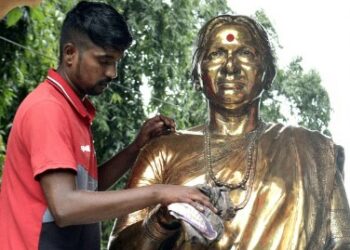मीनाताई ठाकरे यांच्या पुतळ्यावर लाल रंग टाकणाऱ्या आरोपीला अटक