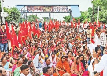 मराठा आंदोलनानंतर बंजारा समाज उतरला रस्त्यावर, “एसटी प्रवर्गामध्ये समावेश करा..”