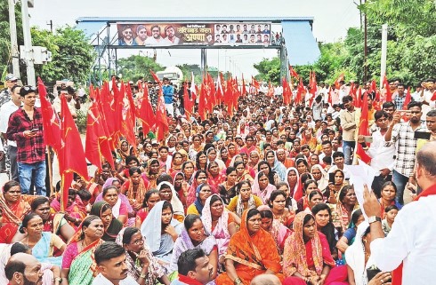 मराठा आंदोलनानंतर बंजारा समाज उतरला रस्त्यावर, “एसटी प्रवर्गामध्ये समावेश करा..”